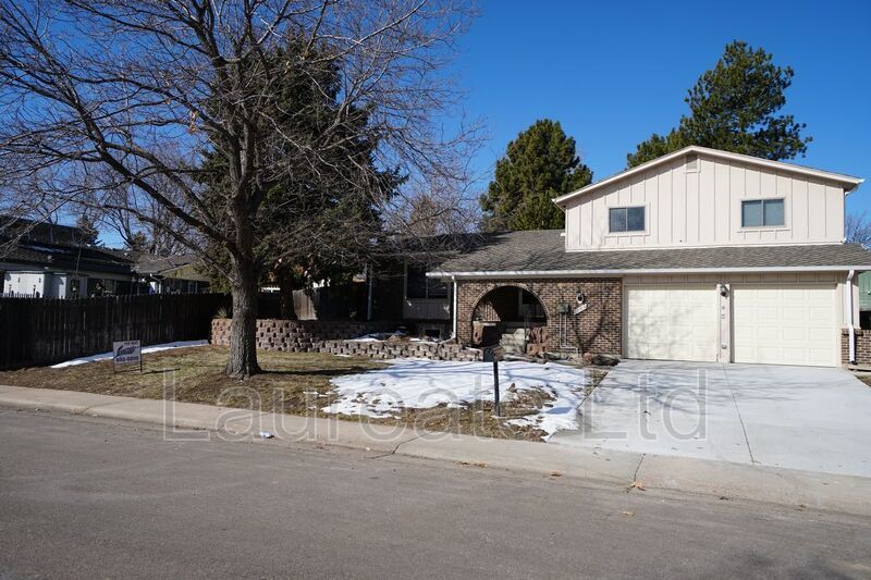 Spacious 4 Bedroom 3 Bathroom with Finished Basement in Aurora! property image