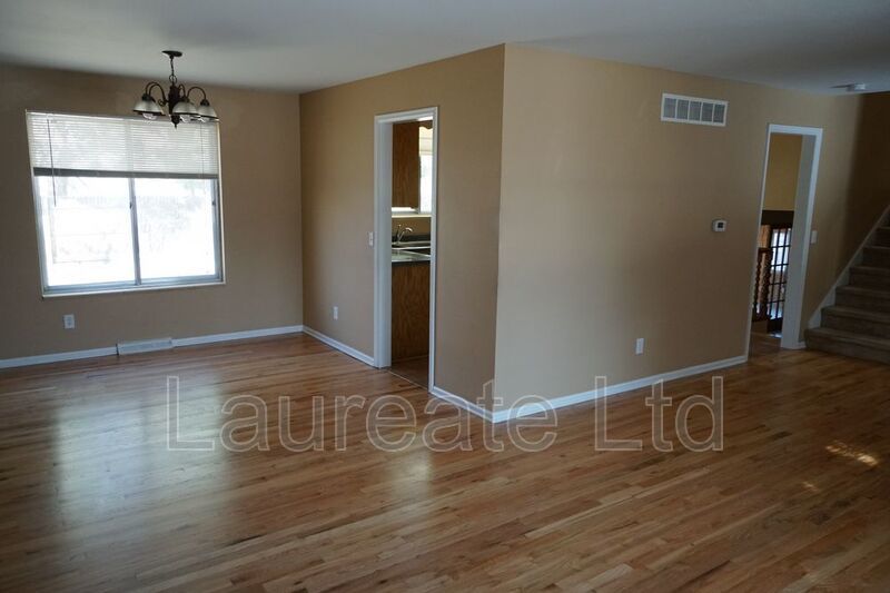 Spacious 4 Bedroom 3 Bathroom with Finished Basement in Aurora! property image
