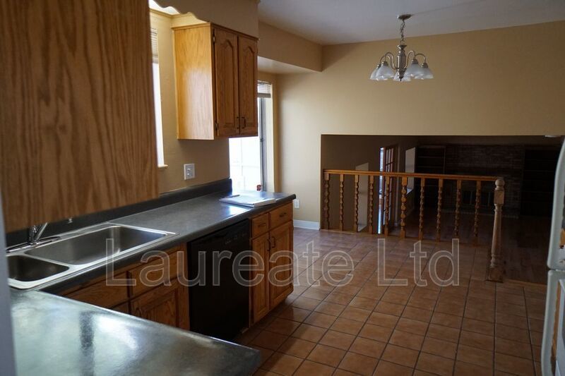 Spacious 4 Bedroom 3 Bathroom with Finished Basement in Aurora! property image