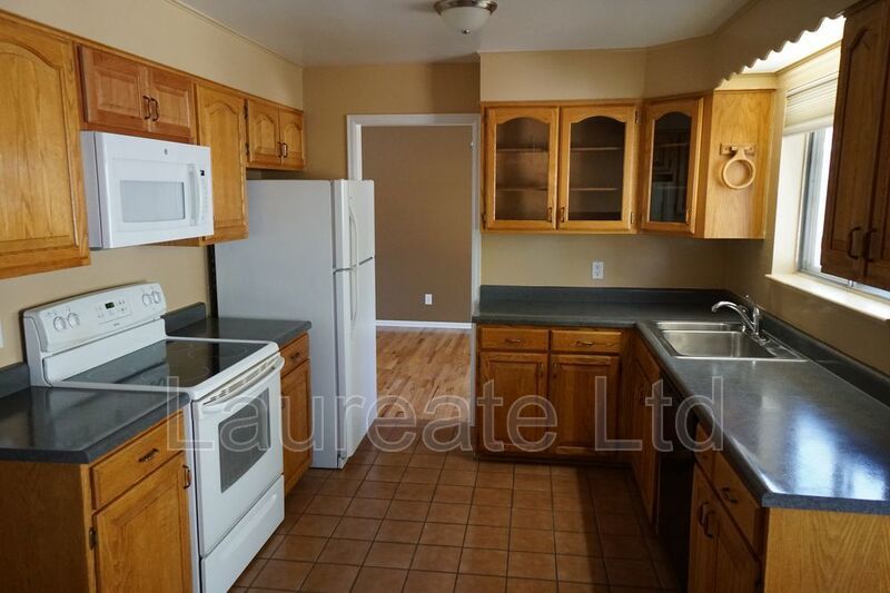 Spacious 4 Bedroom 3 Bathroom with Finished Basement in Aurora! property image
