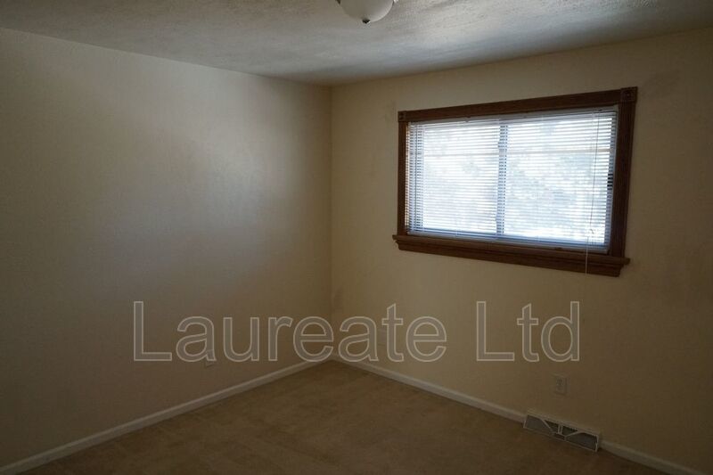 Spacious 4 Bedroom 3 Bathroom with Finished Basement in Aurora! property image