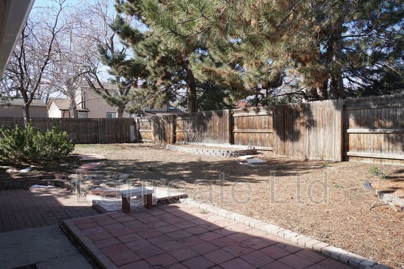 Spacious 4 Bedroom 3 Bathroom with Finished Basement in Aurora! property image