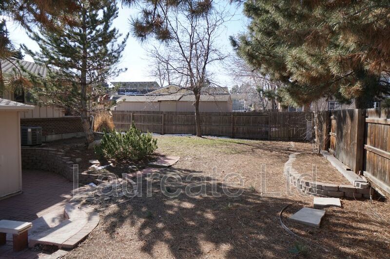 Spacious 4 Bedroom 3 Bathroom with Finished Basement in Aurora! property image