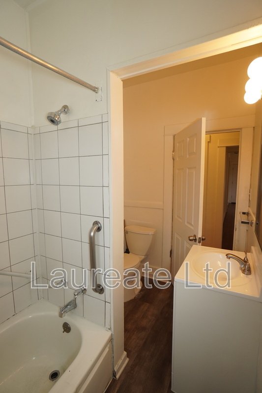 Spacious 3 Bd Upper Unit of Duplex in Aurora! property image