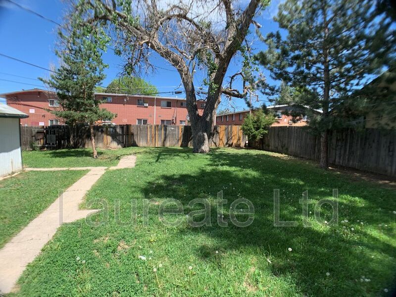 Spacious 3 Bd Upper Unit of Duplex in Aurora! property image