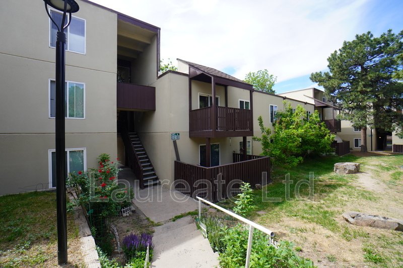 Spacious 1 bedroom 1 bathroom condo in SE Denver!! property image