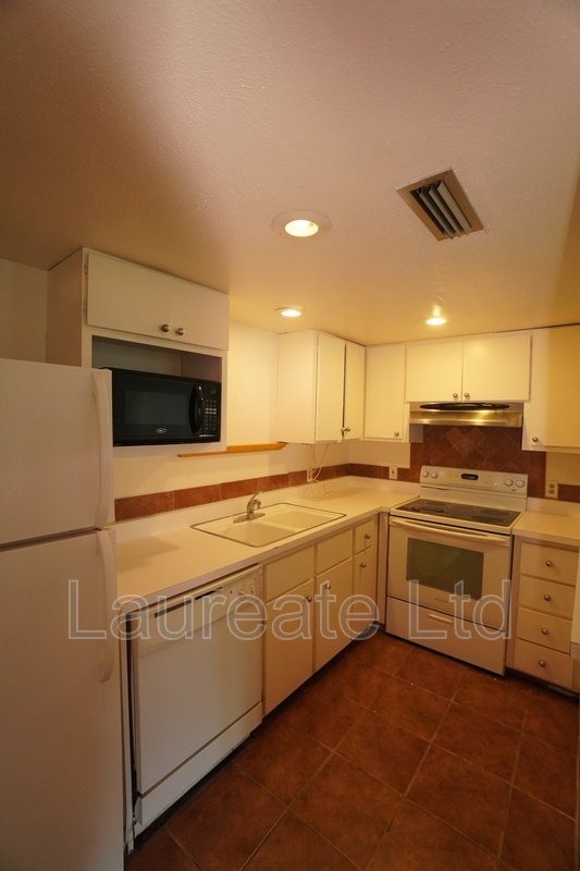Spacious 1 bedroom 1 bathroom condo in SE Denver!! property image
