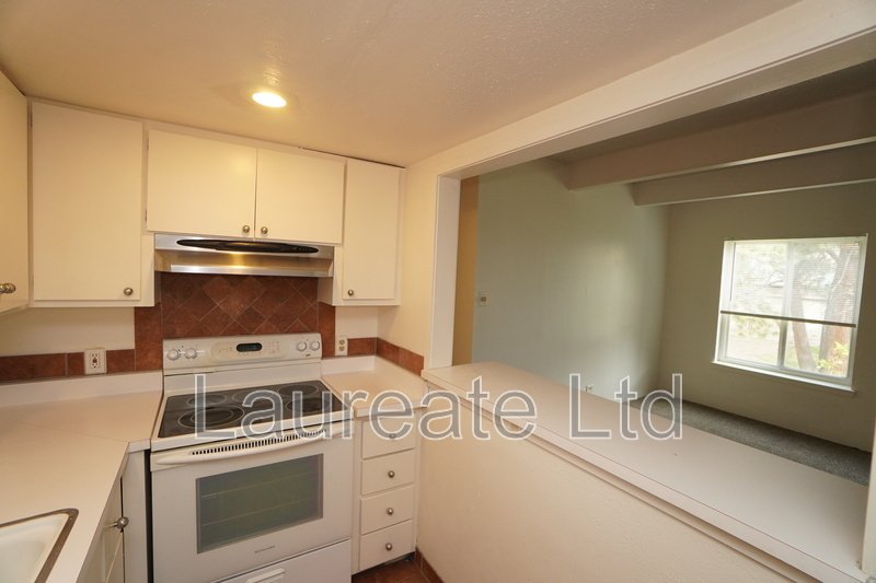 Spacious 1 bedroom 1 bathroom condo in SE Denver!! property image