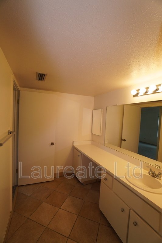 Spacious 1 bedroom 1 bathroom condo in SE Denver!! property image