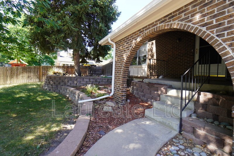 Spacious 4 Bedroom 3 Bathroom with Finished Basement in Aurora! property image