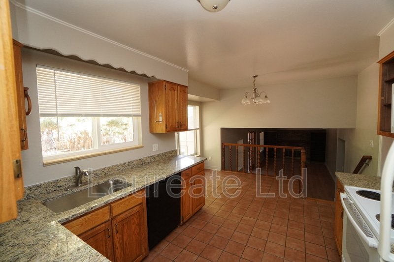 Spacious 4 Bedroom 3 Bathroom with Finished Basement in Aurora! property image