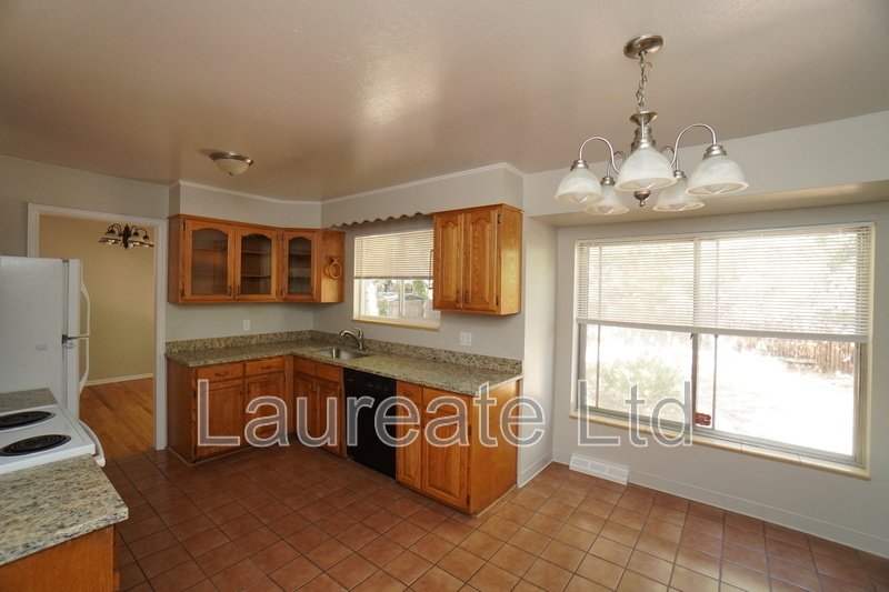 Spacious 4 Bedroom 3 Bathroom with Finished Basement in Aurora! property image