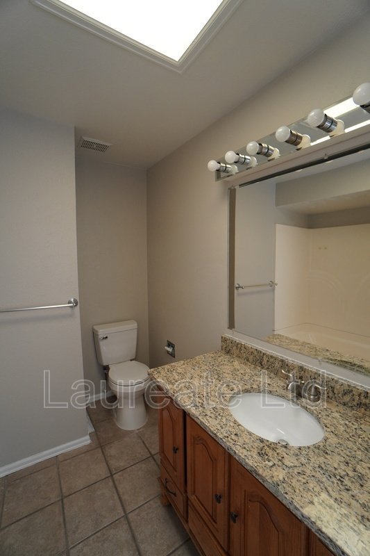 Spacious 4 Bedroom 3 Bathroom with Finished Basement in Aurora! property image