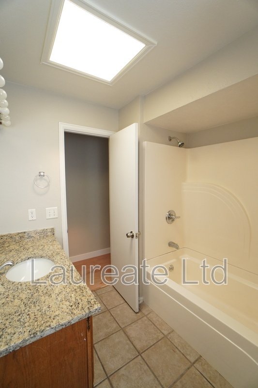 Spacious 4 Bedroom 3 Bathroom with Finished Basement in Aurora! property image