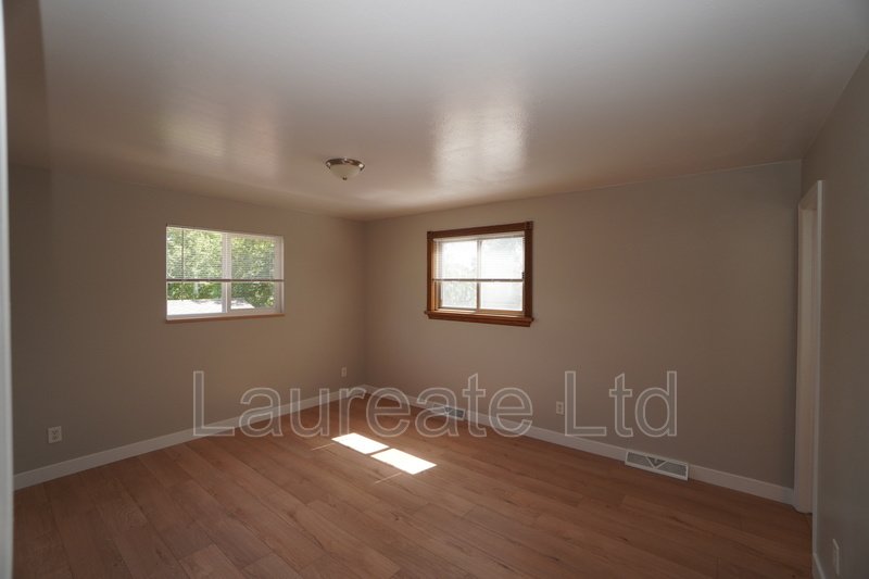 Spacious 4 Bedroom 3 Bathroom with Finished Basement in Aurora! property image