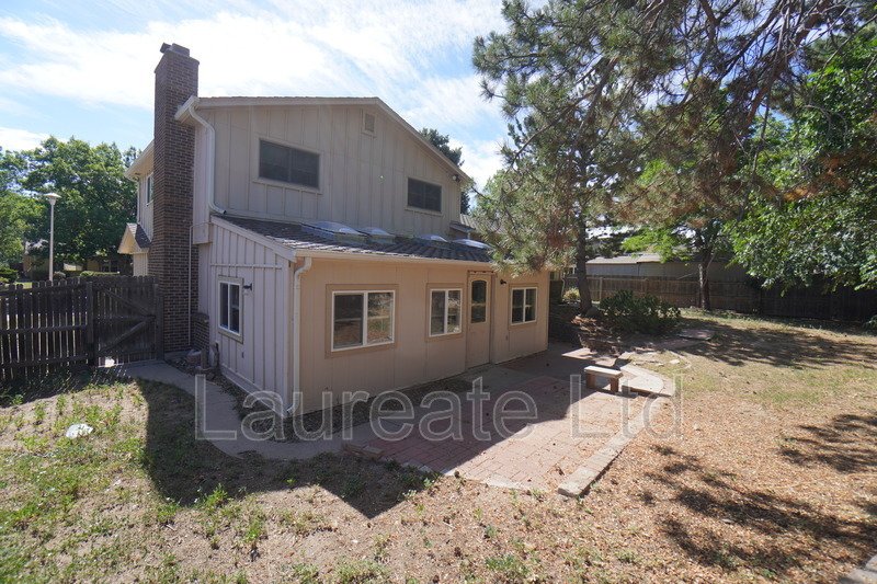 Spacious 4 Bedroom 3 Bathroom with Finished Basement in Aurora! property image