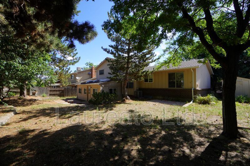 Spacious 4 Bedroom 3 Bathroom with Finished Basement in Aurora! property image
