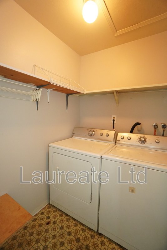 Spacious Top Floor 2 Bd 2 Ba End Unit Minutes to DTC!! property image