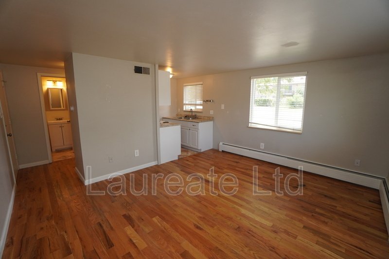 Bright and open 1 bedroom ground floor unit in Lakewood!! property image