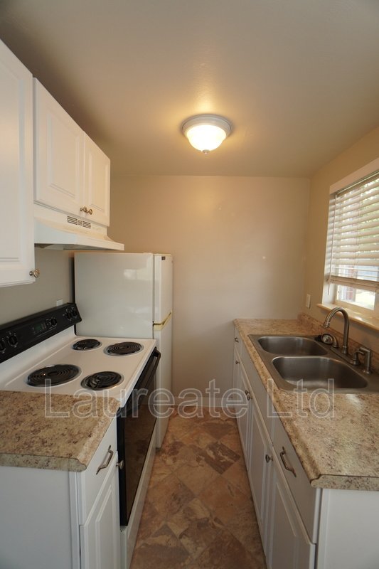 Bright and open 1 bedroom ground floor unit in Lakewood!! property image