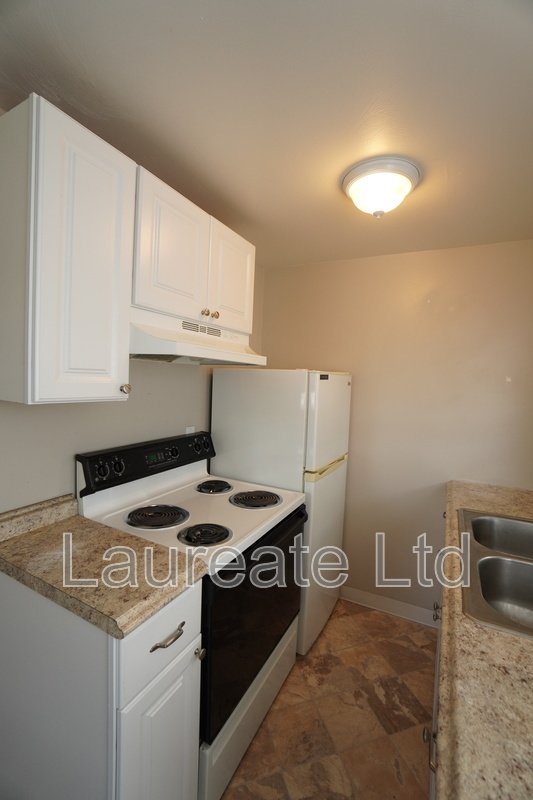 Bright and open 1 bedroom ground floor unit in Lakewood!! property image