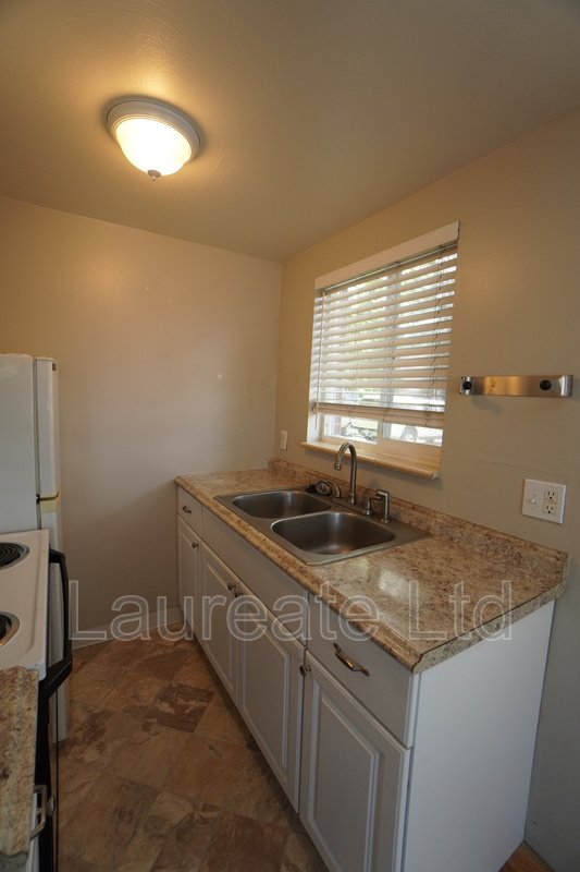 Bright and open 1 bedroom ground floor unit in Lakewood!! property image