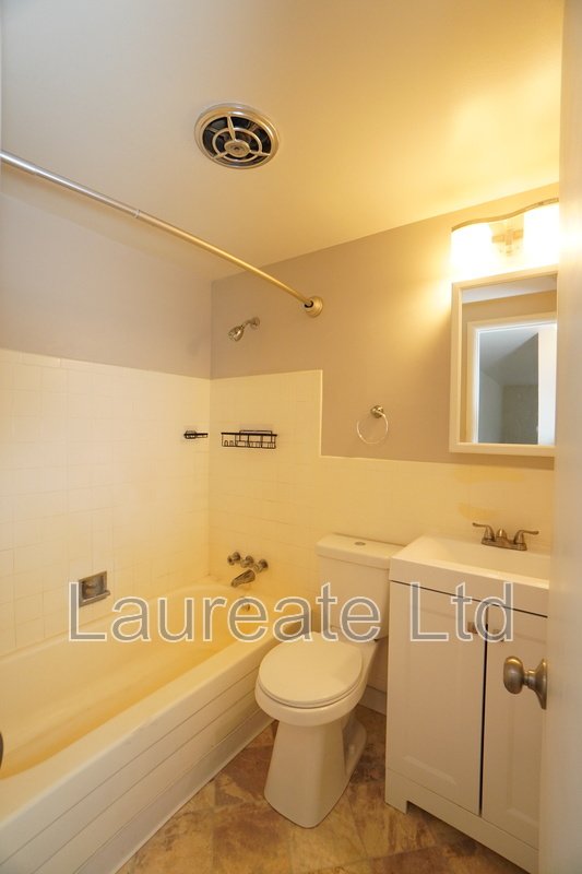 Bright and open 1 bedroom ground floor unit in Lakewood!! property image