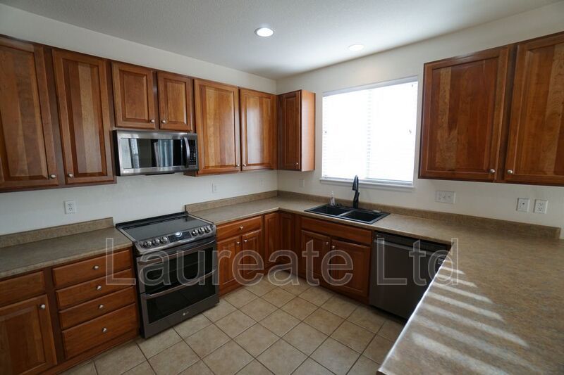 Stunning 5 Bedroom 3.5 Bathroom in Southlawn Reunion! property image