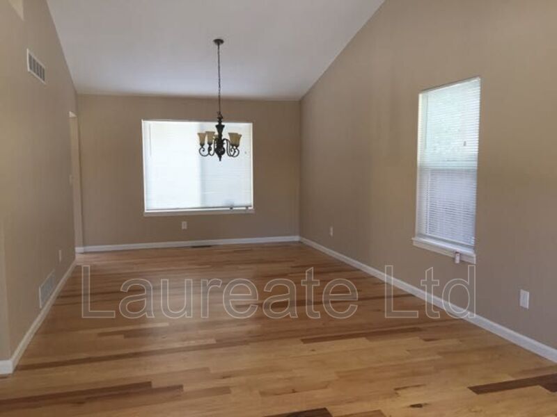 Immaculate 4+ bedroom 3 bathroom tri-level home. property image
