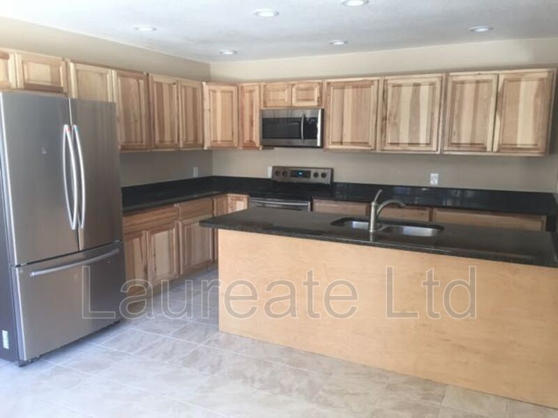 Immaculate 4+ bedroom 3 bathroom tri-level home. property image